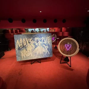 Kunst Raum-Installation "Make love not war" im 25hours Hotel von Kölner Künstler Sascha Dahl Köln