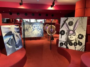 Kunst Raum-Installation "Make love not war" im 25hours Hotel von Kölner Künstler Sascha Dahl Köln