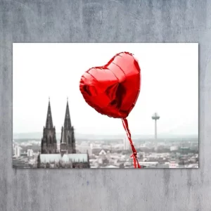 Liebe Deine Stadt ist das Motto mit dieser einzigartigen Fotografie, gezeigt wird der Kölner Dom mit einem Herzluftballon im Köln Shop Online