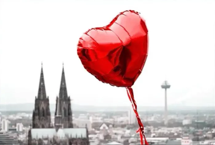 Köln Collection 11 Liebe Deine Stadt ist das Motto mit dieser einzigartigen Fotografie, gezeigt wird der Kölner Dom mit einem Herzluftballon im Köln Shop Online