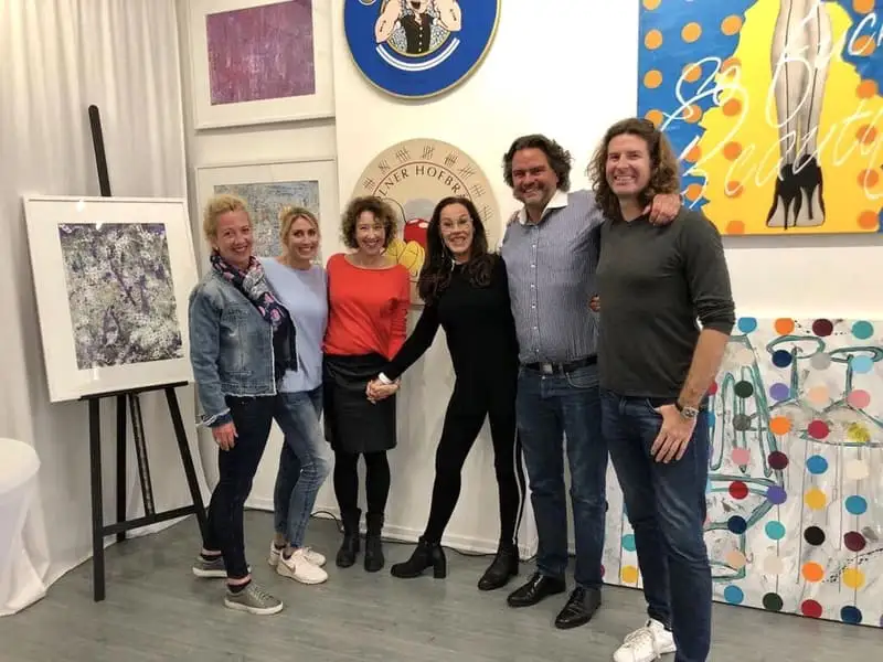 Kölner Künstler Sascha Dahl mit Besuchern in seinem Galerie Atelier während "Offenes Atelier Köln" 2019