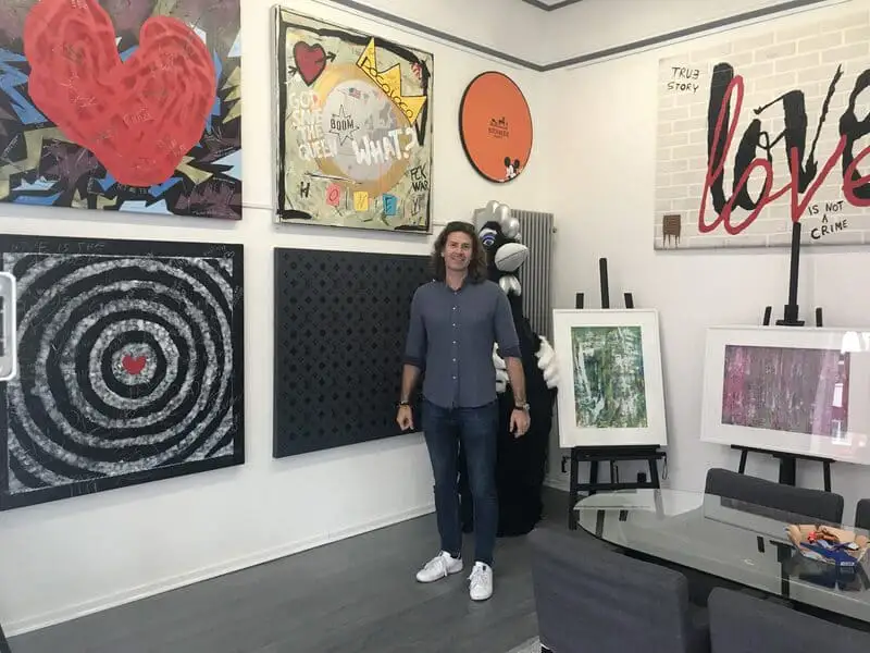 Kölner Künstler Sascha Dahl in seinem Galerie Atelier während "Offenes Atelier Köln" 2019