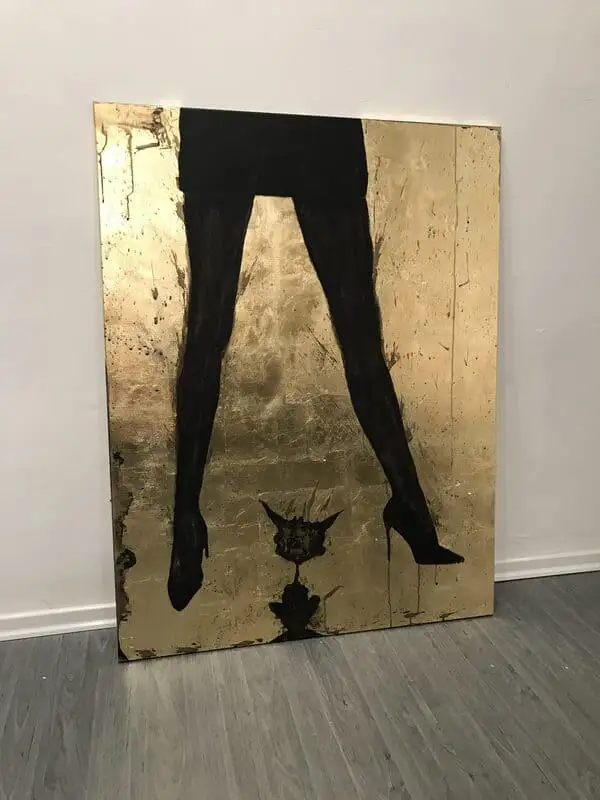 Schwarz auf Gold, Beine und Kätzchen von Künstler Sascha Dahl im Galerie-Atelier