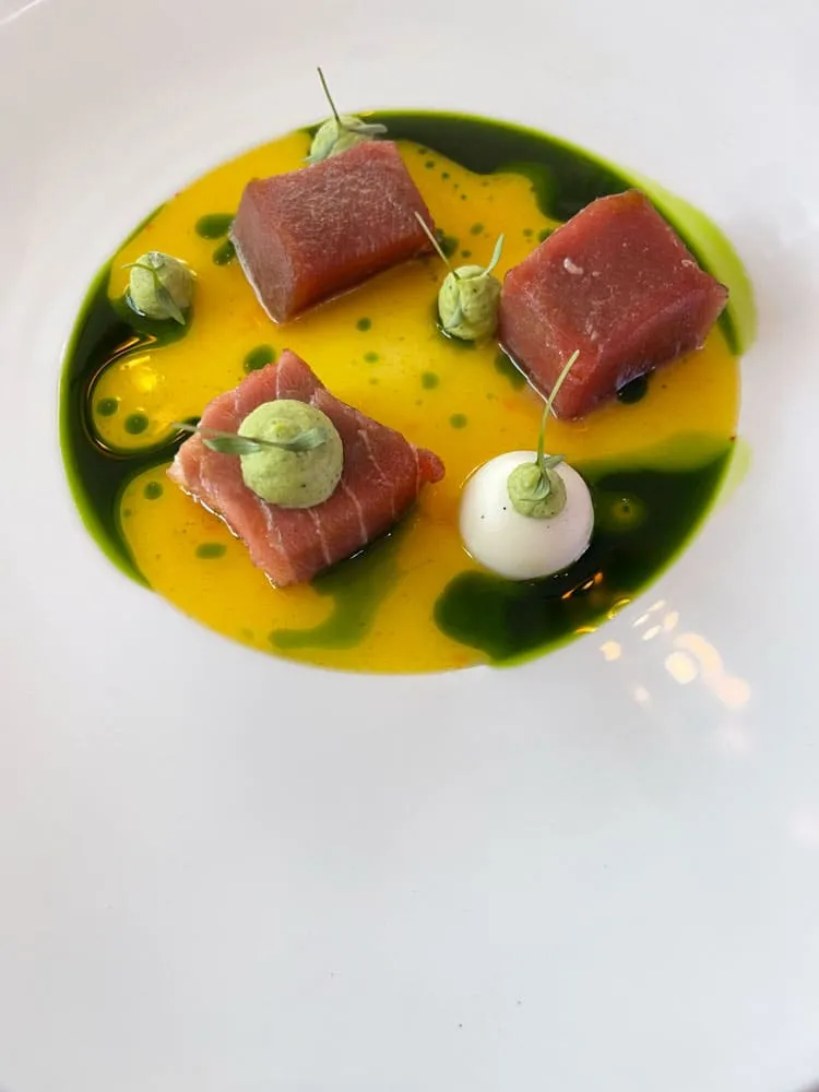 Zwischen Kunst, Kulinarik und Begegnungen 16 Art Dinner im Wasserturm Hotel Köln mit Kunstwerken von Sascha Dahl, Champagnerempfang und Private Dining Erlebnis mit Darrick Carter