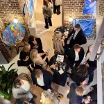 Gäste bei Sascha Dahl and Friends im Wasserturm Hotel Cologne zwischen Kunstwerken von Sascha Dahl und Helene Ruys